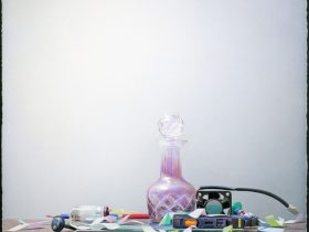 「白の静物 (ガラス瓶)Ⅱ-紫」S4