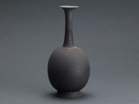 焼締水瓶 （W11.2×H24.2㎝／陶土、薪窯焼成）