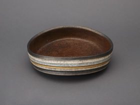 日本工芸会会長賞 作家名：椎名 勇 作品名：灰釉線刻文鉢 サイズ：幅30.5×奥行29.5×高9.5cm