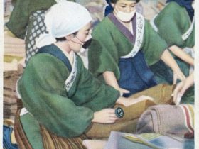 愛国婦人会絵葉書「兵隊さんは命がけ 私たちは襷がけ」 笹川コレクション／新潟県立歴史博物館蔵