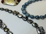 左上から時計まわり べっ甲釉金襴手ペンダント～雷神～（65cm） 織部釉金襴手ペンダント～風神～（65cm） 染付ネックレス（55cm） 黒絵金銀襴手ネックレス～和～（55cm）
