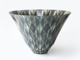 「積奏彩黒晶文鉢」 H28.4 × 径42.3cm