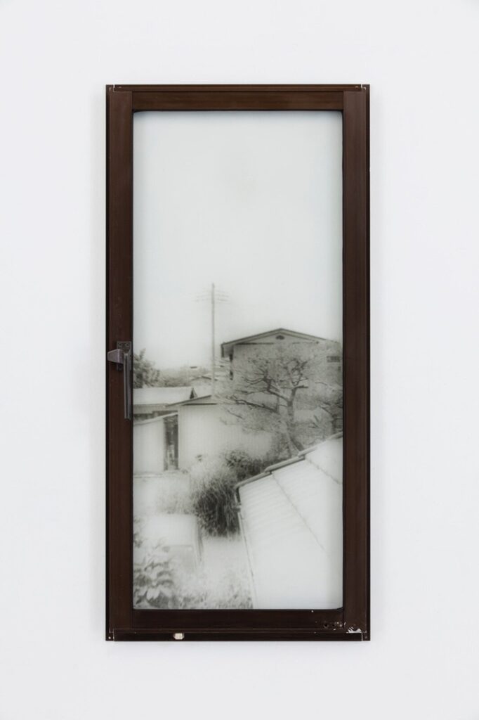 鈴木のぞみ 《Other Days, Other Eyes：高山邸2階廊下の窓》 2017年 Photo by Shinya Kigure ©Nozomi Suzuki
