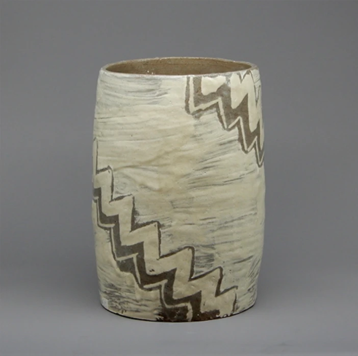 島岡龍太「刷毛目象嵌壷」
(幅22×奥行22×高さ30.6cm)