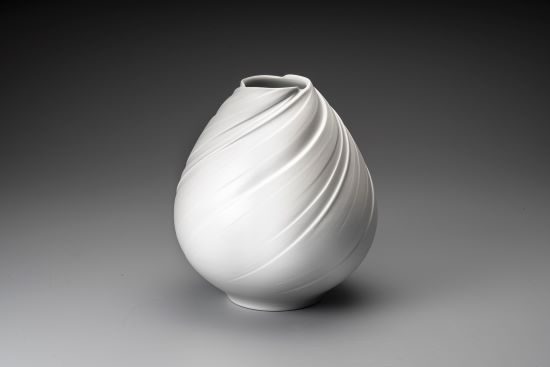 作家名：庄村 久喜

作品名：白妙彩磁壺

サイズ；径20.2×高22cm