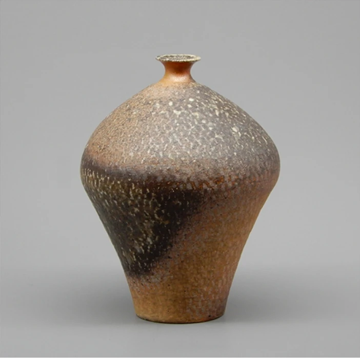島岡桂「(角窯)灰被縄文象嵌梅瓶」
(幅21×奥行21×高さ29cm)