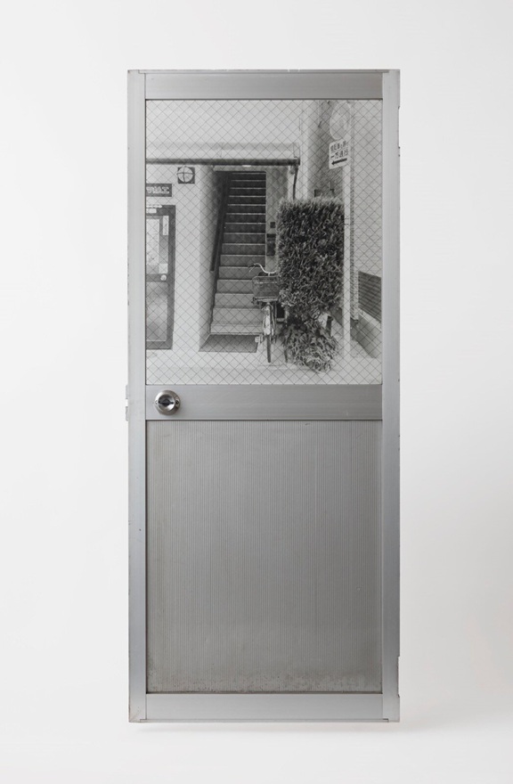 
鈴木のぞみ 《Light of Other Days：白河二丁目町会会館勝手口の扉》 2018年 ©Nozomi Suzuki