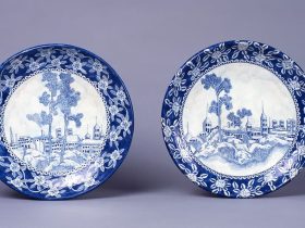 京焼系「染付異国風景図皿」　江戸時代後期、19世紀中期 神戸市立博物館蔵（池長孟コレクション）