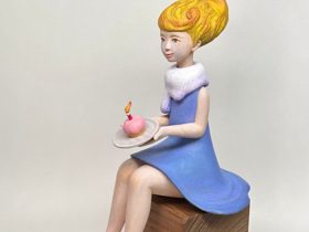 関口恵美 《なんでもない日》 楠に彩色, H20×W9.8×D15.5cm(本体), 2025