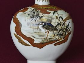 藤本能道 「雪白釉釉描色絵金彩五位鷺図扁壷」1990年