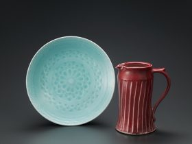 「青磁彫文大皿」（径31.5×高さ6cm） 「辰砂鎬手ピッチャー」 （幅18×奥行13.5×高さ22.5cm）