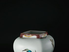 藤本能道 梅白釉釉描色絵水辺小禽図方壷（共箱） 幅27ｘ奥行27ｘ高22㎝