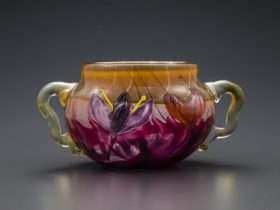 エミール・ガレ イヌサフラン文花器 高さ：９㎝　幅：17.5㎝ 制作年：1900年頃