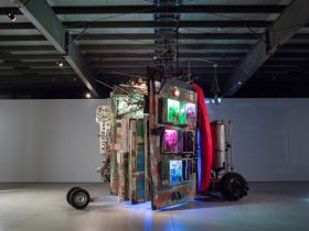 大竹伸朗 《網膜屋／記憶濾過小屋》 2014年 （ヨコハマトリエンナーレ2014での展示風景）© Shinro Ohtake Courtesy of Take Ninagawa, Tokyo Photo by Kei Okano
