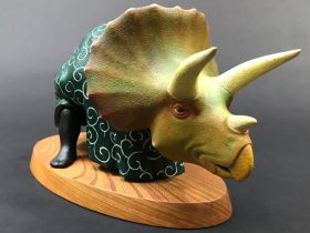 「ひとつ跳ねろや －トリケラトプスー」H16.5×W15.5×D31.0㎝　木彫（檜・欅）・漆・彩色