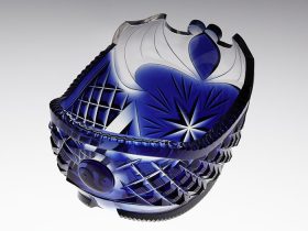 薩摩切子 藍色被船形鉢　一口　江戸時代　19世紀中頃　サントリー美術館 【通期展示】