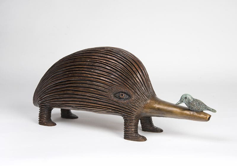 《ハリモグラといたずらな鳥》　Echidna with Playful Bird　2020年　ブロンズ　作家蔵