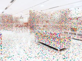 草間彌生　オブリタレーション・ルーム　2002年－現在 家具、白色ペイント、水玉ステッカー　サイズ可変 Collaboration between Yayoi Kusama and Queensland Art Gallery. Commissioned Queensland Art Gallery. Gift of the artist through the Queensland Art Gallery Foundation 2012. Collection: QAGOMA. © YAYOI KUSAMA. Photo: QAGOMA