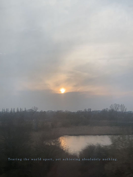 リー・キット《Tearing the world apart, yet achieving absolutely nothing.》2025年
Courtesy of the artist / Lee Kit