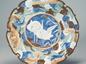 青磁瑠璃銹釉 鷺龍文 三足皿　伊万里　江戸時代（17世紀中期）口径24.0㎝ 戸栗美術館収蔵