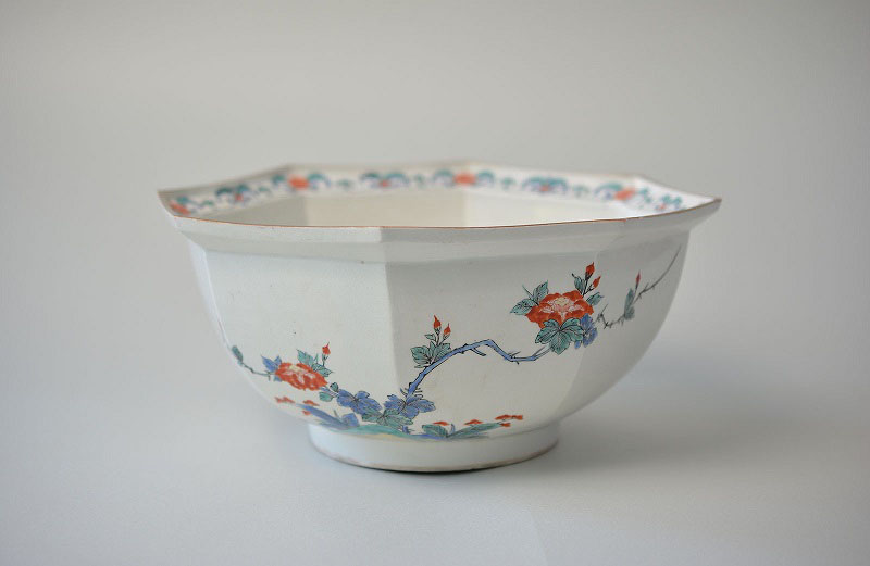《色絵鳳凰草花文八角鉢》 江戸時代前期（17世紀後半）