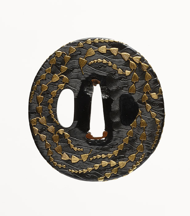 波に藻図赤銅鐔　徳川美術館蔵