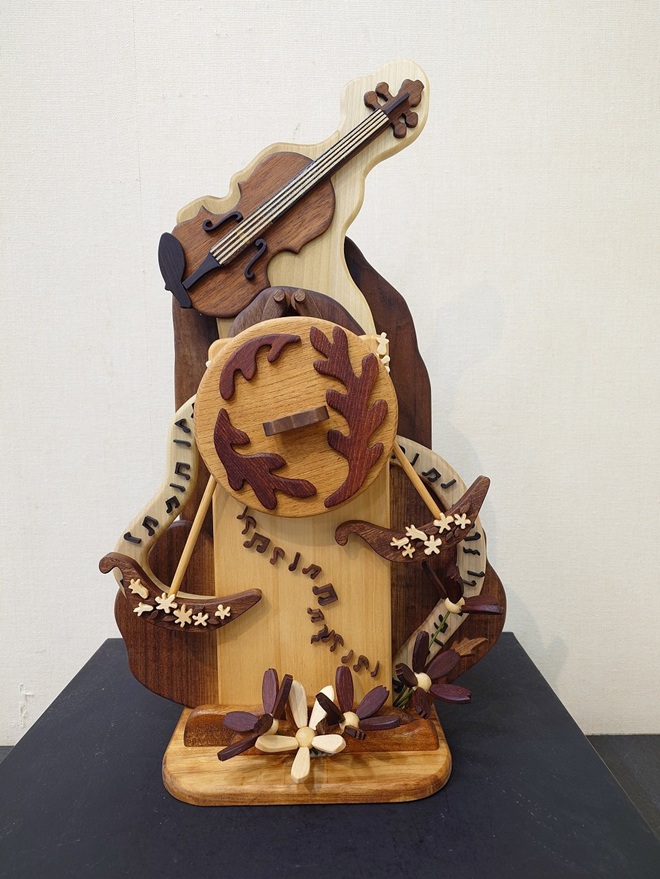 「旋律の森」
30弁シリンダーオルゴール　曲名：ダニューブ（ドナウ川のさざ波）
約縦42×横35×奥行13㎝