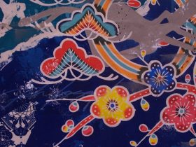 知花幸修「Aresun collaboration with Denpa 」 キャンバス・樹脂顔料・化学染料、紅型染 縦123×横273cm