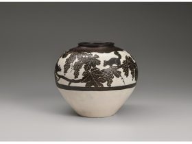 「唐津白地黒掻落し壺」H25.6×Φ30.2cm　陶