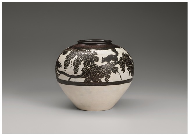 「唐津白地黒掻落し壺」H25.6×Φ30.2cm　陶