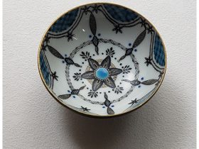 「色絵雪文平盃」（8.1×H3㎝）