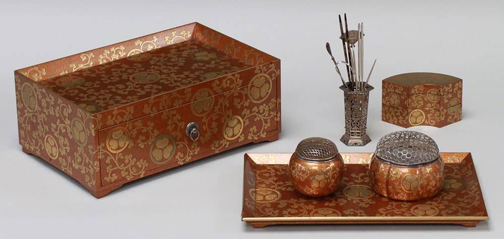 葵紋唐草蒔絵十種香具箱　木製漆塗　江戸時代