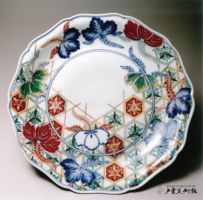 色絵 桐亀甲文 輪花皿　伊万里　江戸時代（17世紀末～18世紀初）口径34.2㎝　戸栗美術館収蔵