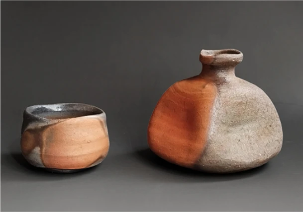 中村眞「備前酒呑」（径7×高さ4.7cm）・ 「備前徳利」（径10.2×高さ9cm）