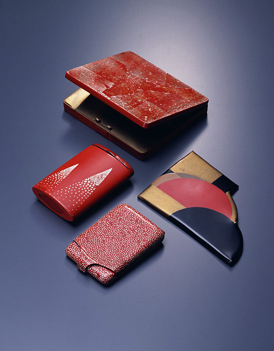 ジャン・デュナン　バックル［中右］　コンパクト［上］［中左］［下］　1925年頃　京都服飾文化研究財団　撮影：畠山崇