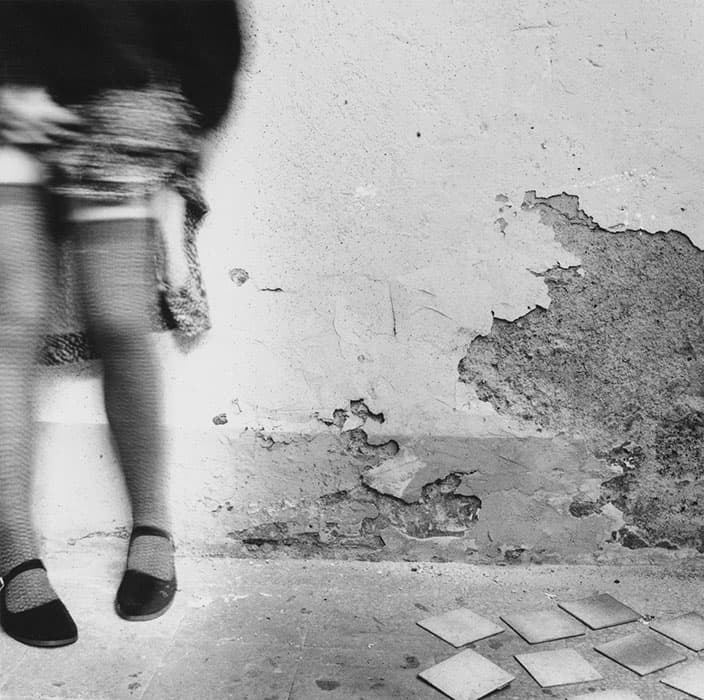 フランチェスカ ウッドマン 《Seven Cloudy Days, Rome》 1977-78年　ゼラチンシルバープリント　25.4 x 20.3cm
©The Estate of Francesca
Woodman, Courtesy George and Betty Woodman and Victoria Miro, London