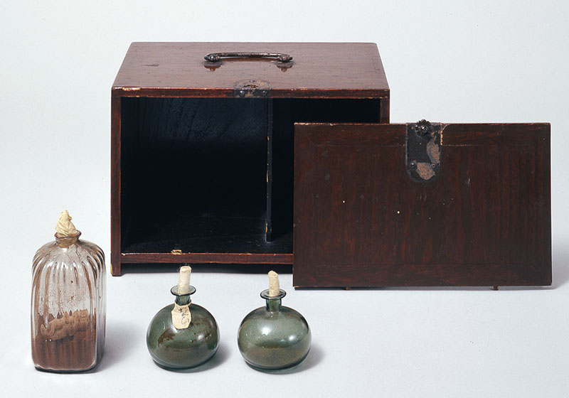 ［重要文化財］びいどろ薬壺 附 溜塗倹飥蓋造手箪笥　17世紀　久能山東照宮博物館蔵