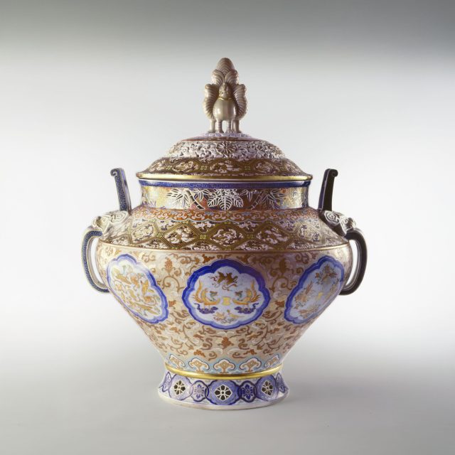 精磁会社《染付上絵桐鳳凰文透彫大香炉》明治時代前期