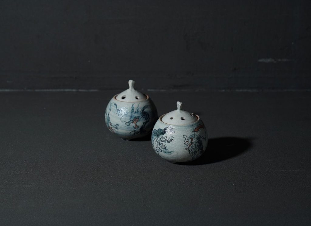 左／龍ノ香炉

径10.7×高12㎝

77,000円

 

右／百鬼夜行香炉

径10.6×高11.6㎝

88,000円