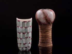 左 mfr：ウプサラ=エクビー（スウェーデン） デザイナー：マリ・シムルソン 花瓶「ジャングル」 高さ24.2cm 1953年 66,000円 右 mfr：グスタフスベリ（スウェーデン） デザイナー：リサ・ラーソン ピンクの花瓶 ユニークピース 高さ28.5cm 1970年代