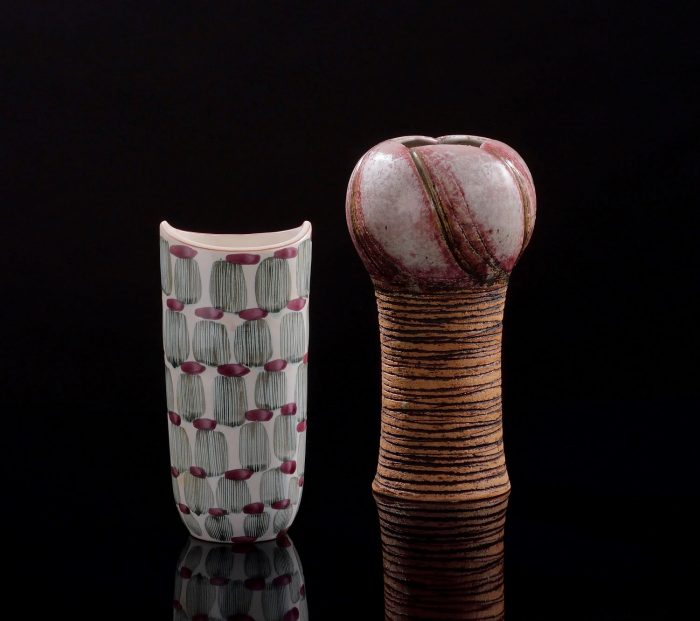 左 mfr：ウプサラ=エクビー（スウェーデン） デザイナー：マリ・シムルソン 花瓶「ジャングル」 高さ24.2cm 1953年 66,000円 右 mfr：グスタフスベリ（スウェーデン） デザイナー：リサ・ラーソン ピンクの花瓶 ユニークピース 高さ28.5cm 1970年代