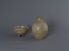 左「萩ぐい呑」幅9.7×奥行7.7×高さ5.1cm 右「萩徳利」径9.4×高さ12.5cm