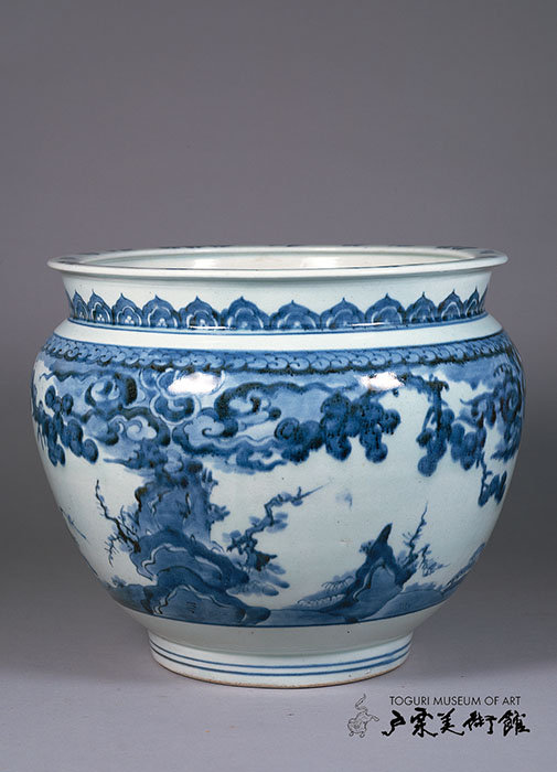 染付 松樹鳳凰文 甕　伊万里　江戸時代（17世紀後半）高27.0㎝　戸栗美術館収蔵