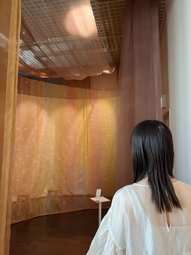 布のゆらめきを外から眺めたり、中に入って空間を感じたり、思い思いに時間を過ごそう