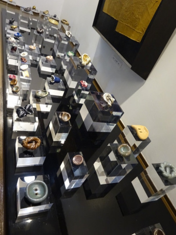 ルーシー・リー《陶製ボタン、ブローチ(45個)》1940年頃