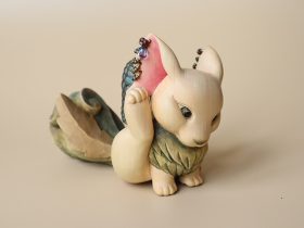 「Papillon」　H11×W8.5×D14cm　檜、水晶、ミクストメディア