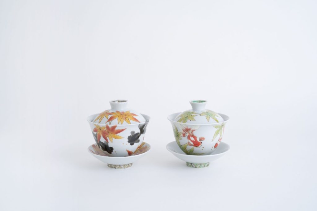 左／蓋碗　紅葉に出目金

径10×高10.5㎝

右／蓋碗　楓に更紗琉金
径10×高10.5㎝