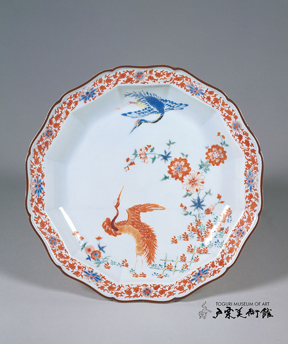 色絵 双鶴文 輪花皿　伊万里（柿右衛門様式）江戸時代（17世紀後半）口径22.5㎝　戸栗美術館収蔵