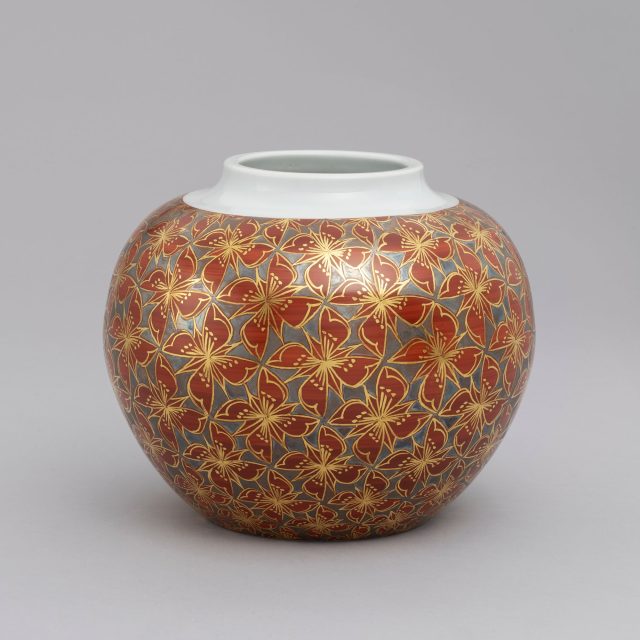 富本憲吉《色絵金銀彩四弁花模様飾壺》1960年