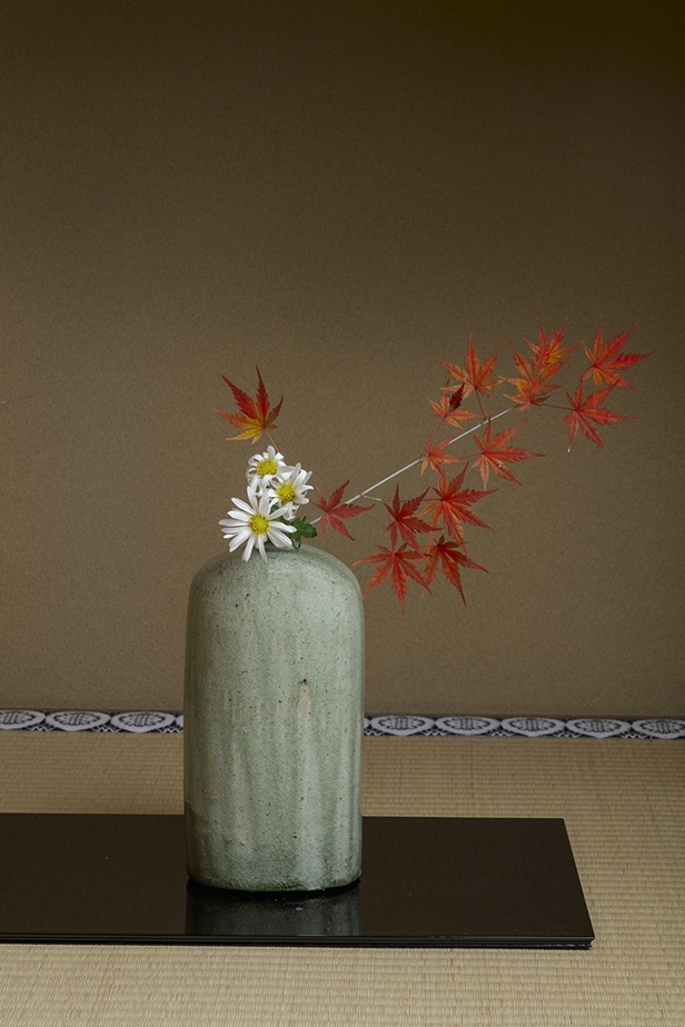 加守田章二 「灰釉流花器」 1967年頃
＊高砂緑地内「松籟庵」にて撮影